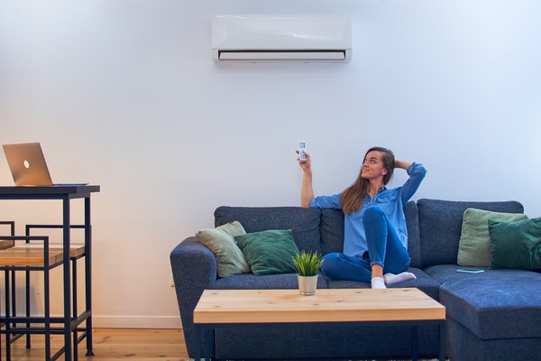 Ar-condicionado em 23°C: é a temperatura certa para dormir e trabalhar?