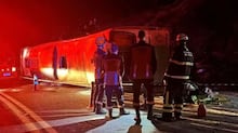Carro vai parar no telhado de casa após descer rua em alta velocidade em Sabará, na Grande BH