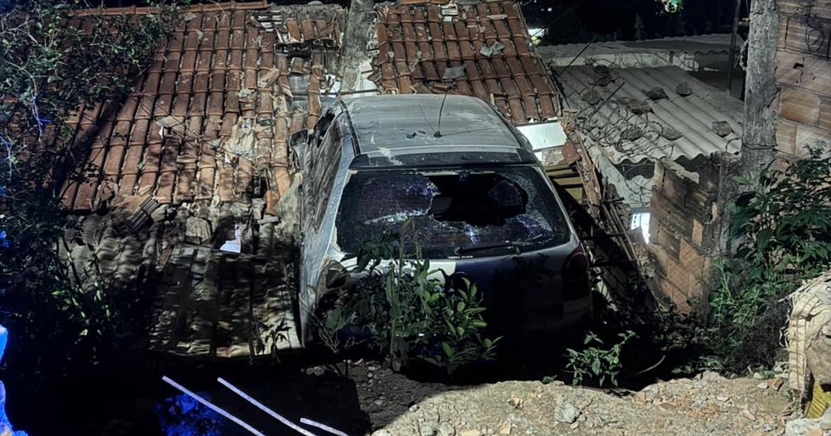 Carro vai parar no telhado de casa após descer rua em alta velocidade em Sabará, na Grande BH