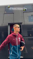 Cristiano Ronaldo desembarca de ônibus para treino de Portugal