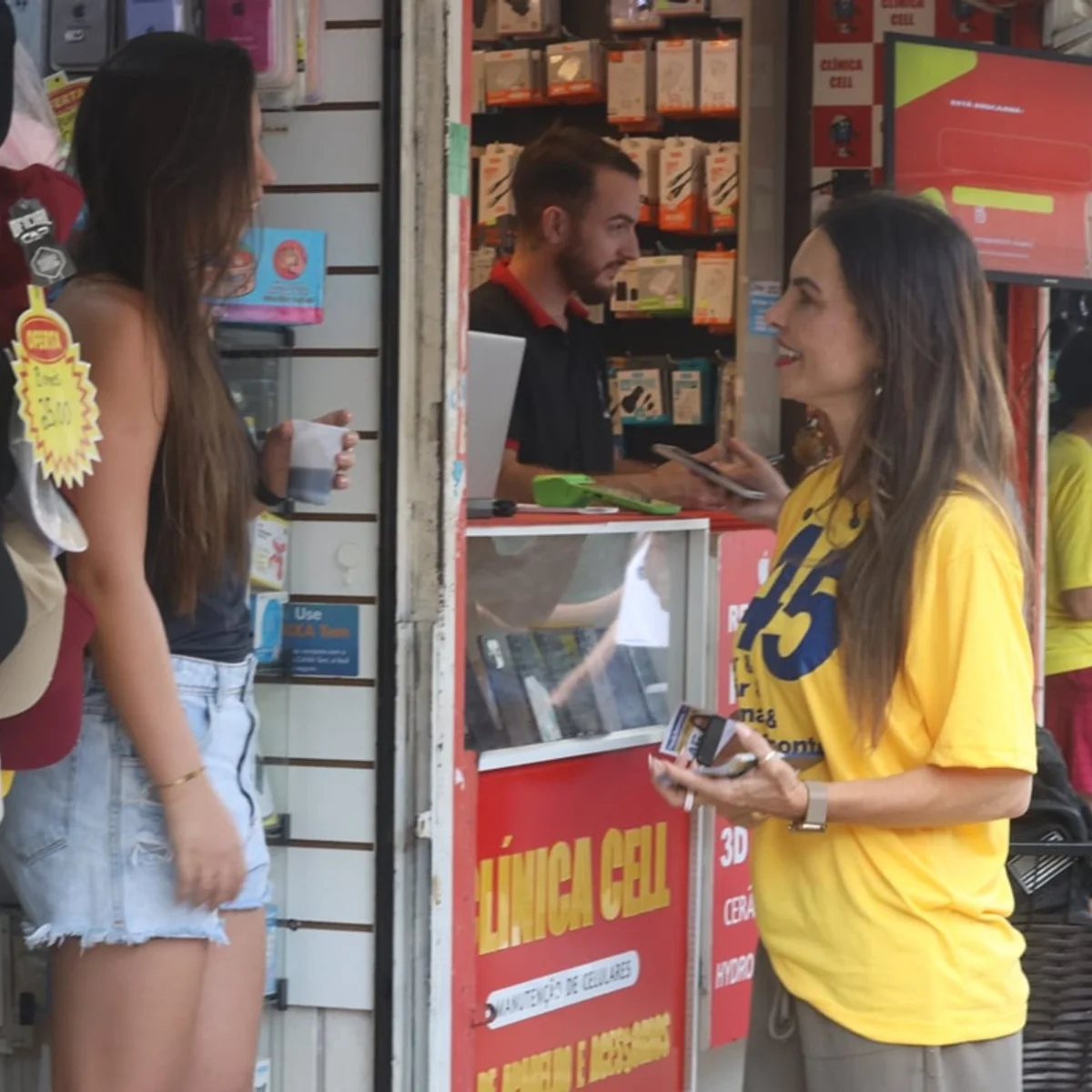 Em caminhada, Paula Belmonte fala sobre moradia e Segurança Pública