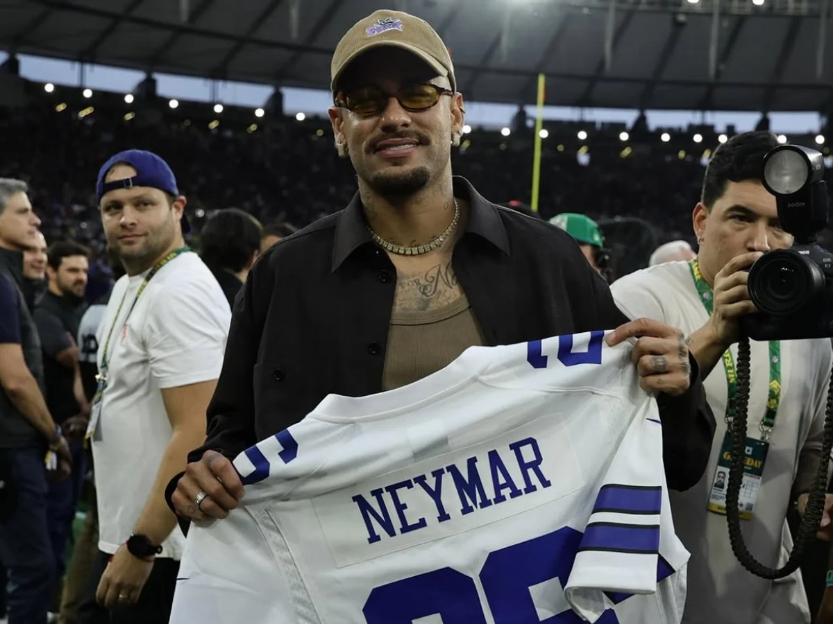 NFL: Neymar é presenteado com camisa do Dallas Cowboys no Maracanã