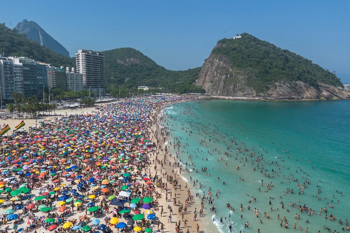 Praia em um dia ensolarado / Praia do Leme - Rio de Janeiro - Brasil. Dia quente, 40 graus Celsius, calor extremo