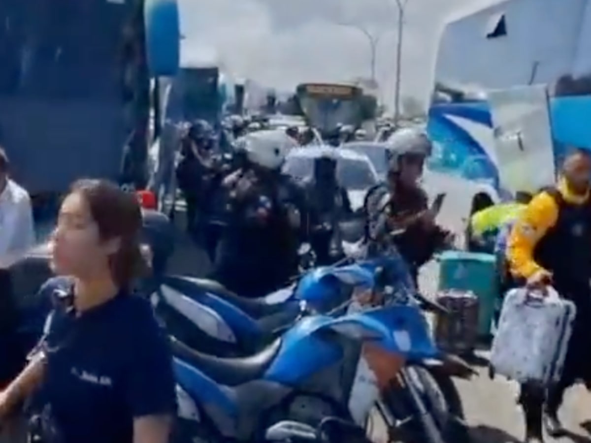 Dois ônibus de excursão escolar são abordados por criminosos e usados como barricada no Rio
