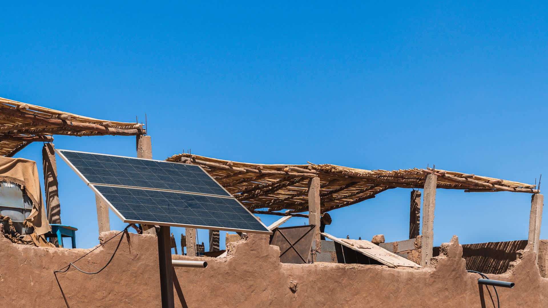 Nos mercados emergentes, a energia solar agora supera os combustíveis fósseis em custos iniciais, e o financiamento também é mais barato.