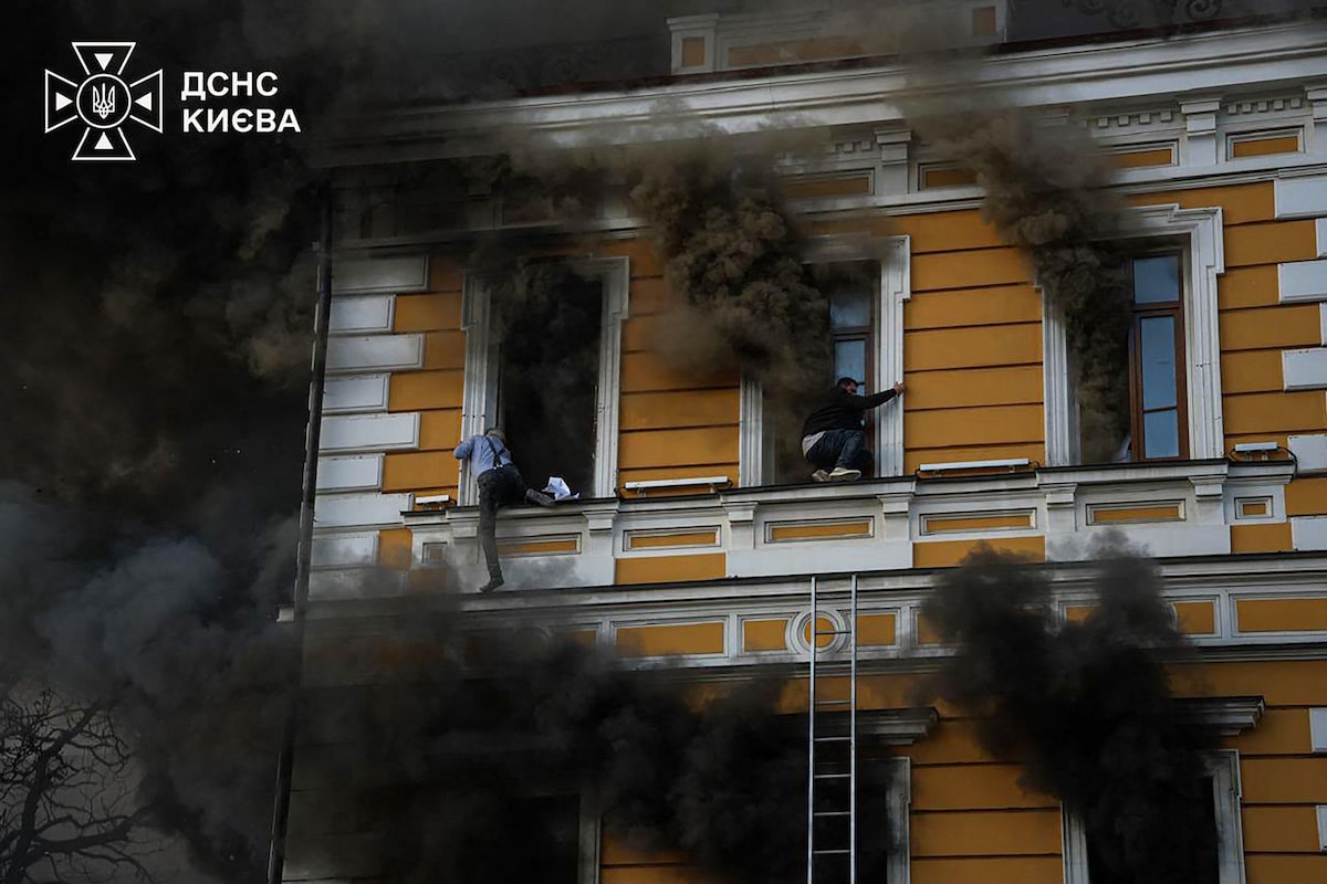 VÍDEO: ucranianos fogem pelas janelas após ataque russo atingir prédio em Kiev