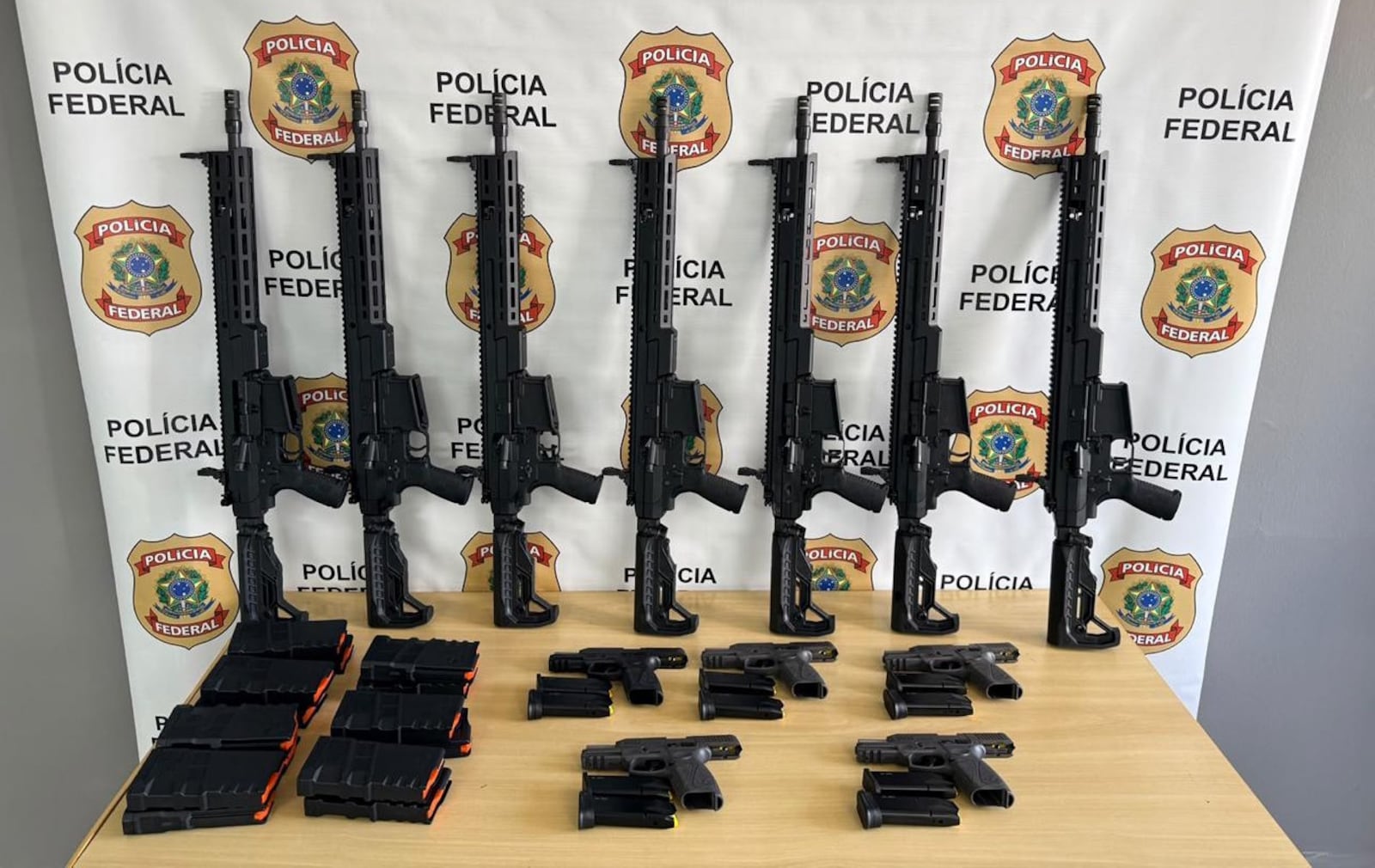 Operação já apreendeu nove fuzis, cinco pistolas e dezenas de carregadores Reprodução/Polícia Federal