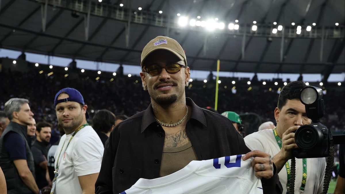 Neymar assiste ao jogo da NFL no Maracanã e ganha camisa personalizada do Dallas Cowboys