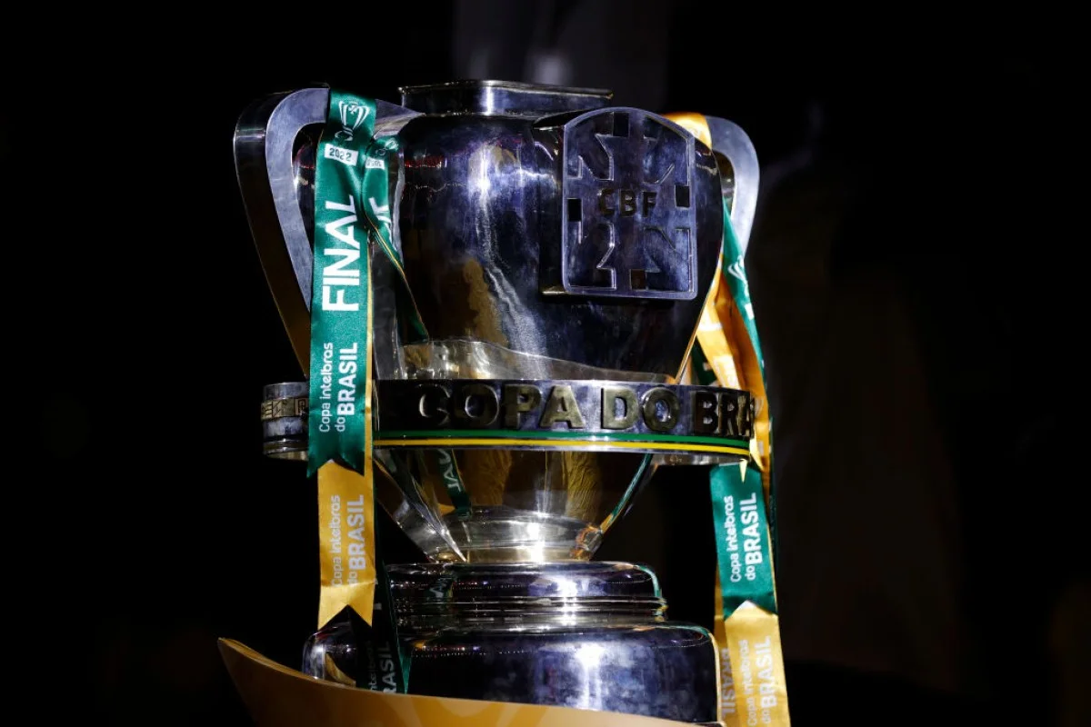 Troféu é exposto antes do jogo de volta da final da Copa do Brasil 2022 entre Flamengo e Corinthians no Estádio do Maracanã, no Rio de Janeiro - Metrópoles