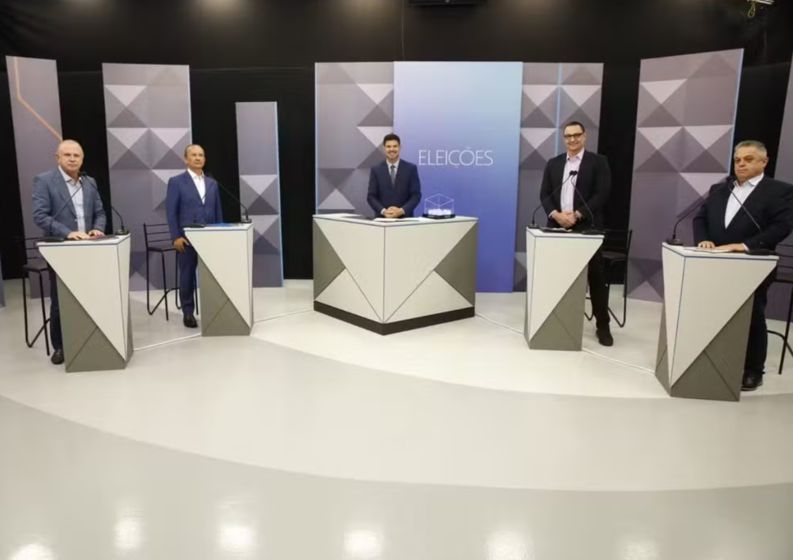 Candidatos ao governo de SC estão no estúdio da NSC TV para debate
