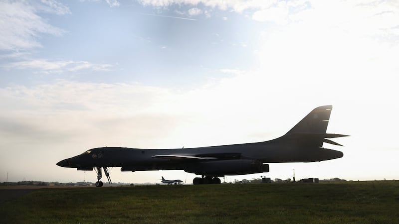 Base aérea dos EUA em RAF Fairford em estado de alerta máximo enquanto polícia do Reino Unido encontra explosivos