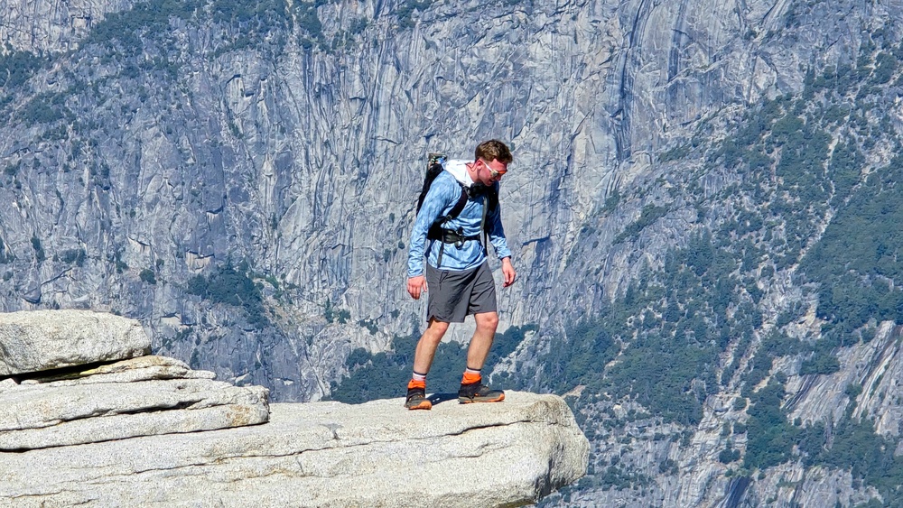 Imagem relacionada à notícia: Beale Airman ajuda o alpinista a descer do Parque Nacional Yosemite, famosa seção de cabo da caminhada de Meia Dome