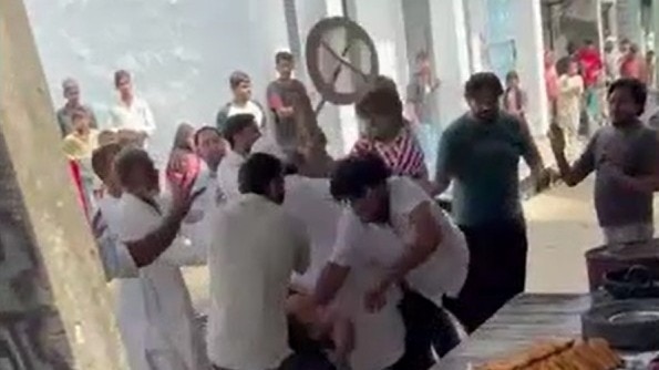 Vídeo: Lathis, tijolos e frigideira; a briga na loja de samosas de Hapur, em UP, vira violenta