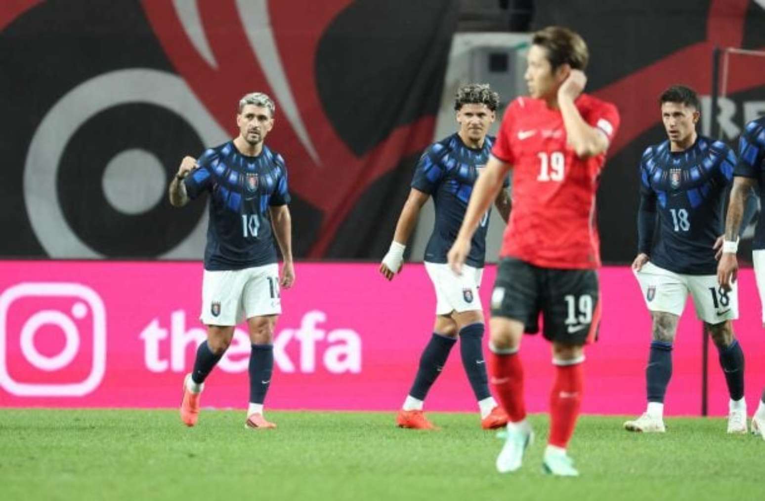 Uruguai goleou com brilho da dupla do Flamengo &ndash;