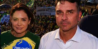 Michelle e Flávio Bolsonaro foram centro de reportagem publicada pela revista de fim de semana do 'Financial Times'; na foto, durante manifestação em outubro de 2025 Foto: Wilton Junior/Estadão / Estadão
