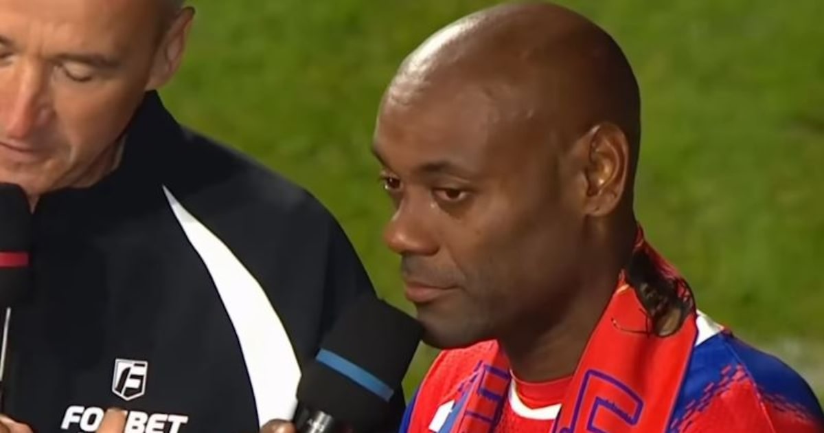 Vagner Love se emociona ao receber festa de despedida pelo CSKA diante de 27 mil torcedores