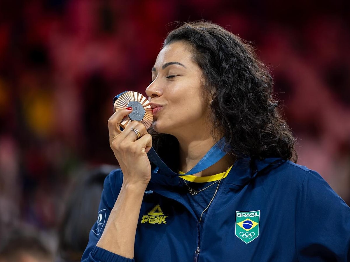 Carolana, medalhista olímpica de vôlei, revela diagnóstico de câncer: ‘Momentos super desafiadores’