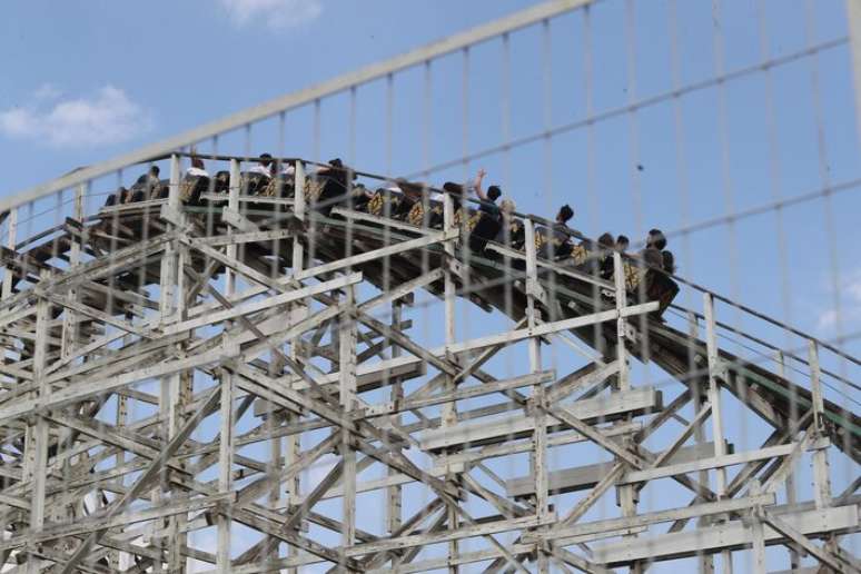 Six Flags fecha montanha-russa nos EUA após relatos de lesões cerebrais e mortes