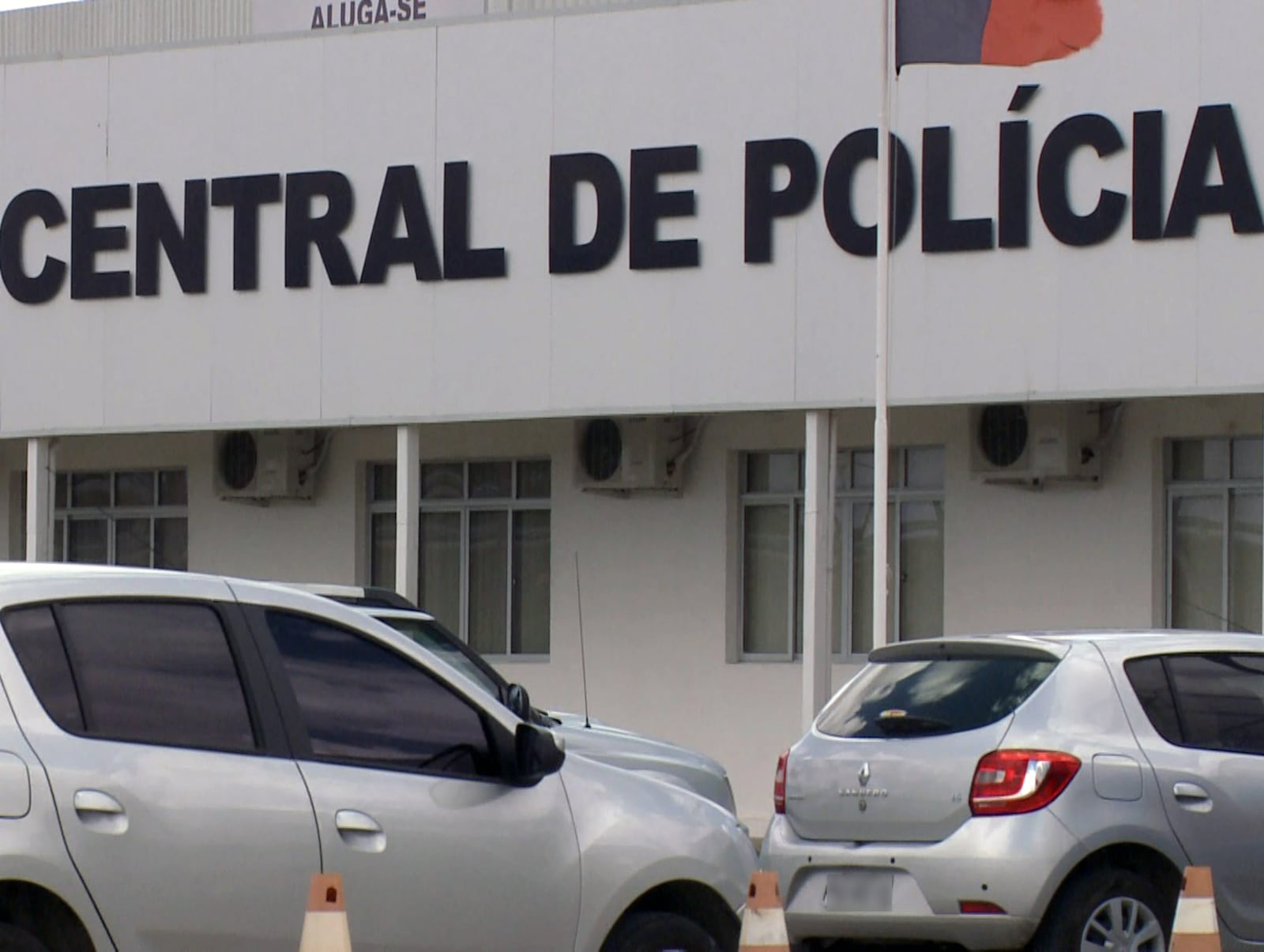 Imagem da matéria: Homem é preso suspeito de estuprar adolescente com deficiência e ameaçar a vítima com faca, em Areia