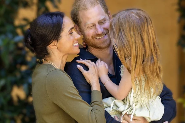 Harry e Meghan criticam ronda de paparazzi em escola de Archie e Lilibet
