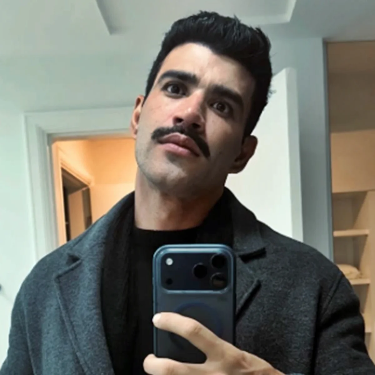 Gusttavo Lima ostenta novo visual e web rasga elogios: "Cara de menino"
