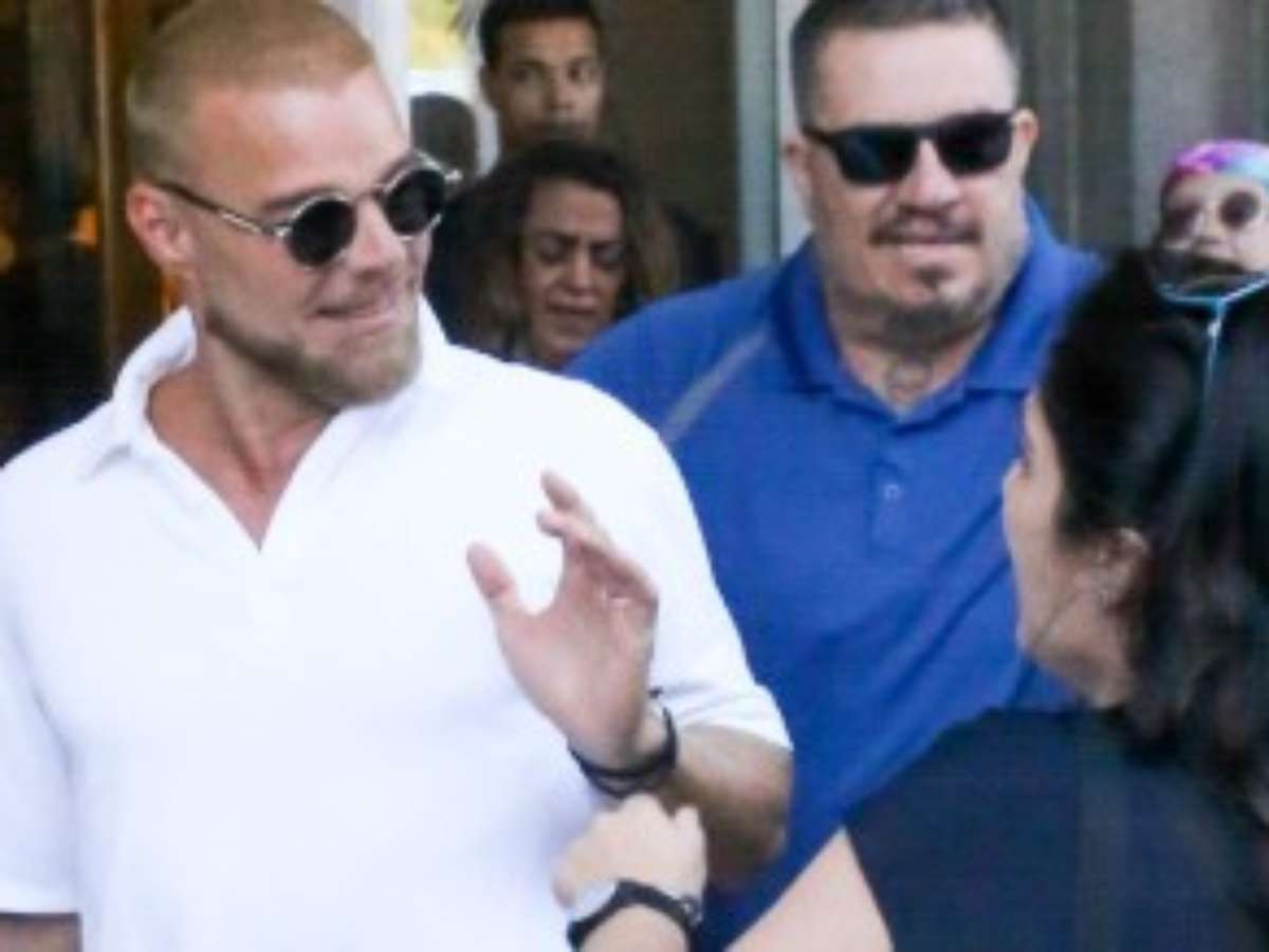 Ricky Martin recebe carinho de fãs na porta do Copacabana Palace