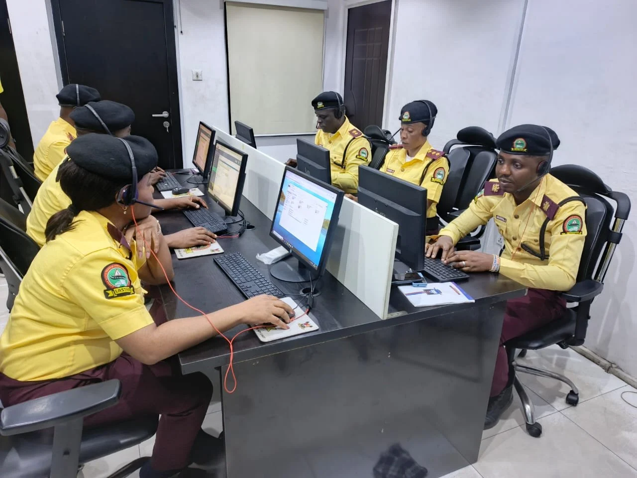 Imagem da matéria: A LASTMA apreendeu 84 veículos enquanto malfeitores atacavam agentes