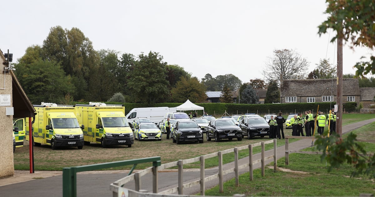 Base aérea dos EUA em RAF Fairford em estado de alerta máximo enquanto polícia do Reino Unido encontra explosivos