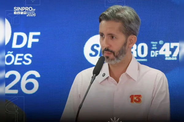 Leandro Grass propõe programa para renegociar dívidas de professores do DF