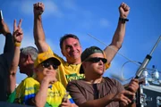 Em Goiânia, Flavio Bolsonaro acusou CNBB de espalhar fake news