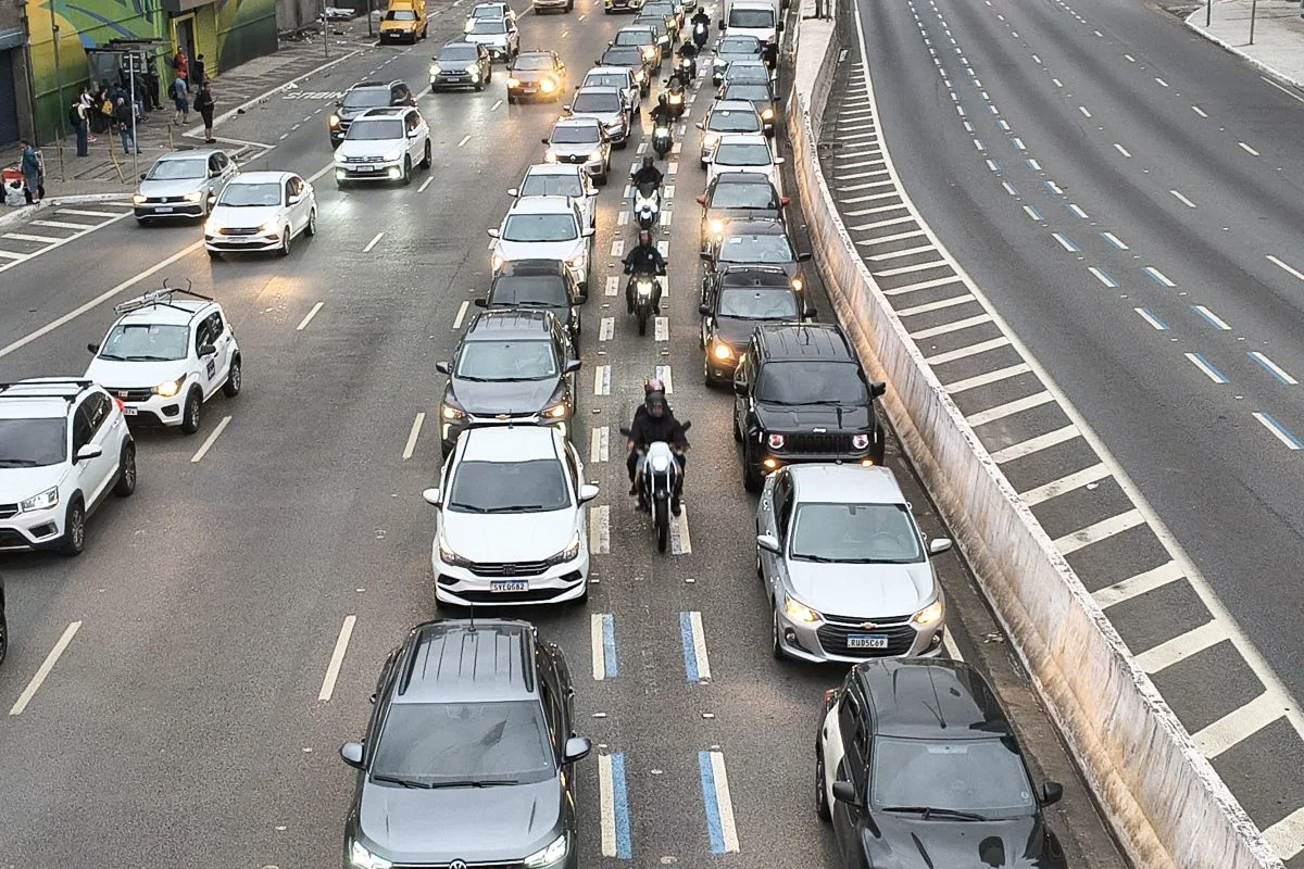 Imagem mostra motos em SP - Metrópoles
