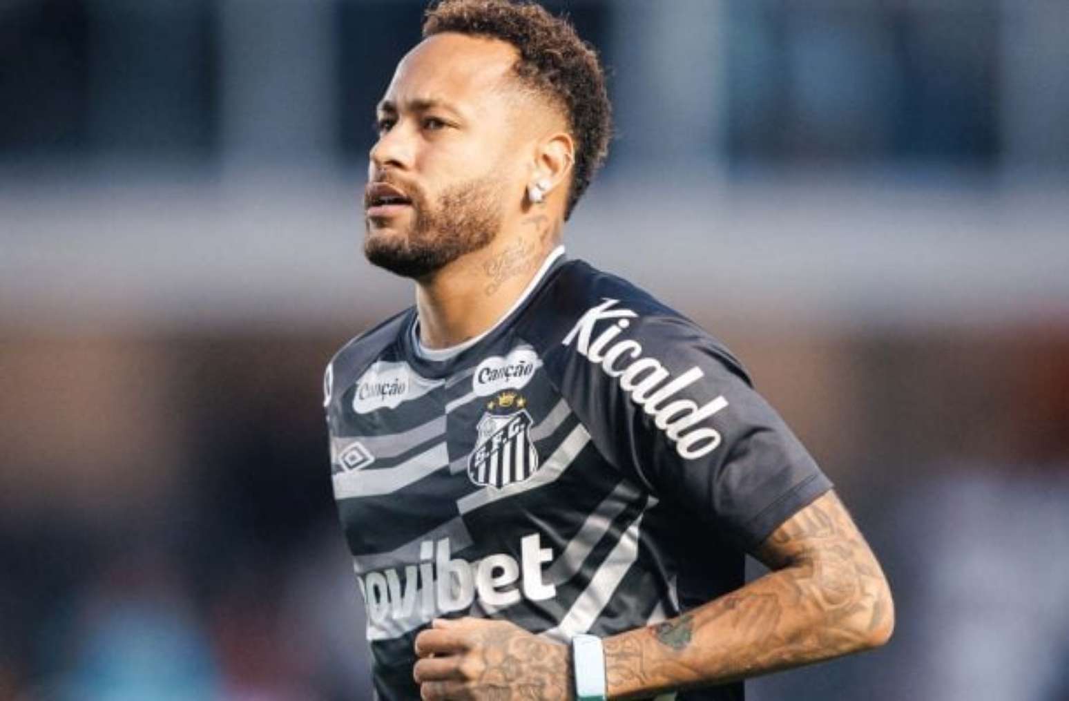 Neymar participou de dois gols contra o Vasco, jogo que abriu a s&eacute;rie sem perder do Peixe &ndash;