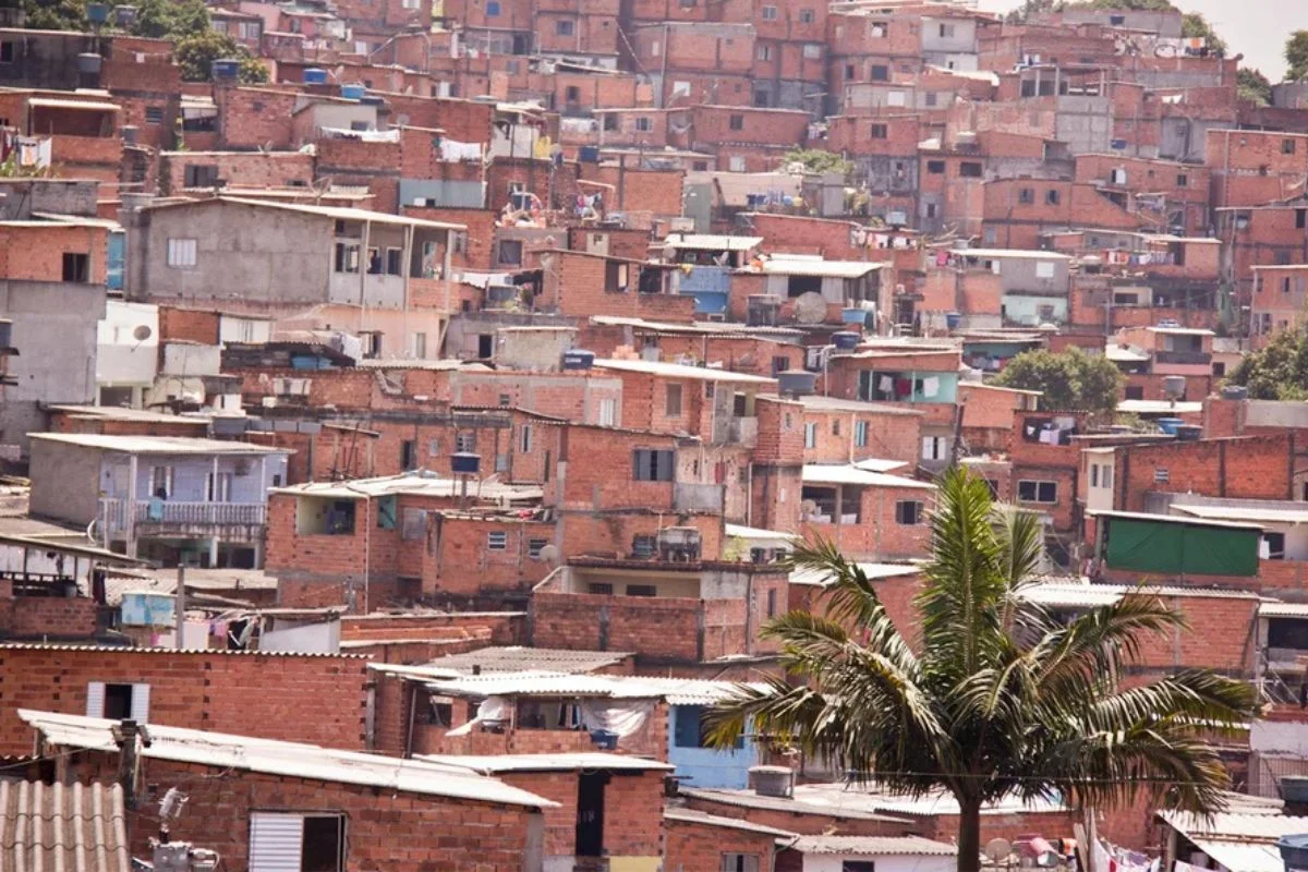 PM cerca Paraisópolis em "maior operação contra o crime organizado"