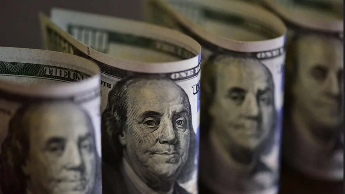 Dólar sobe com impasse EUA-Irã e disparada do petróleo. Bolsa afunda