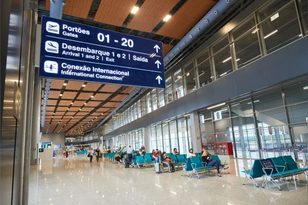 Buraco na pista suspende pousos e decolagens no Aeroporto de Confins