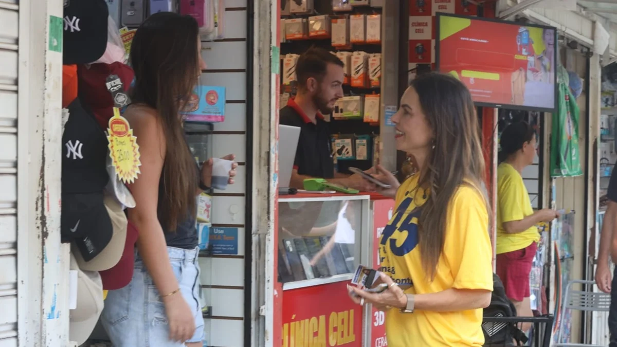 Em caminhada, Paula Belmonte fala sobre moradia e Segurança Pública