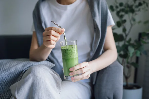 Suco verde: nutri ensina bebida que desincha e ajuda a proteger o fígado