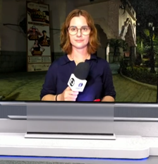 Juliana Guzzo (no telão), repórter da InterTV, afiliada da Rede Globo no Rio de Janeiro Foto: Reprodução / InterTV