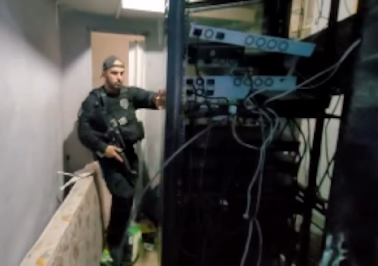 Agentes da DDSD apreenderam equipamentos, computadores, celulares e documentos Reprodução/Polícia Civil