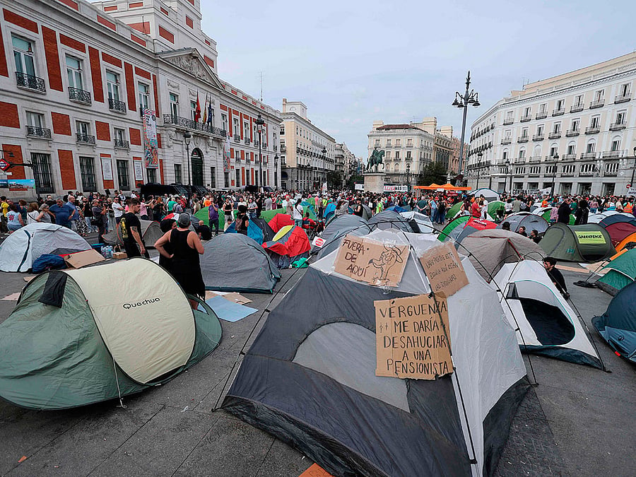 Acampamento de protesto em Madrid cresce após despejo de idosa de 87 anos provocar indignação