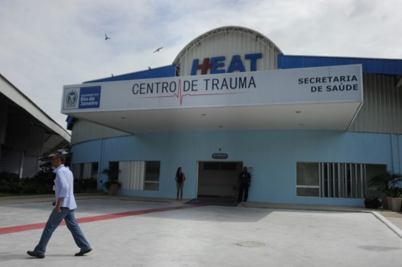 Crianças de 2 e 6 anos ficam gravemente feridas após serem deixadas sozinhas em casa que pegou fogo no RJ