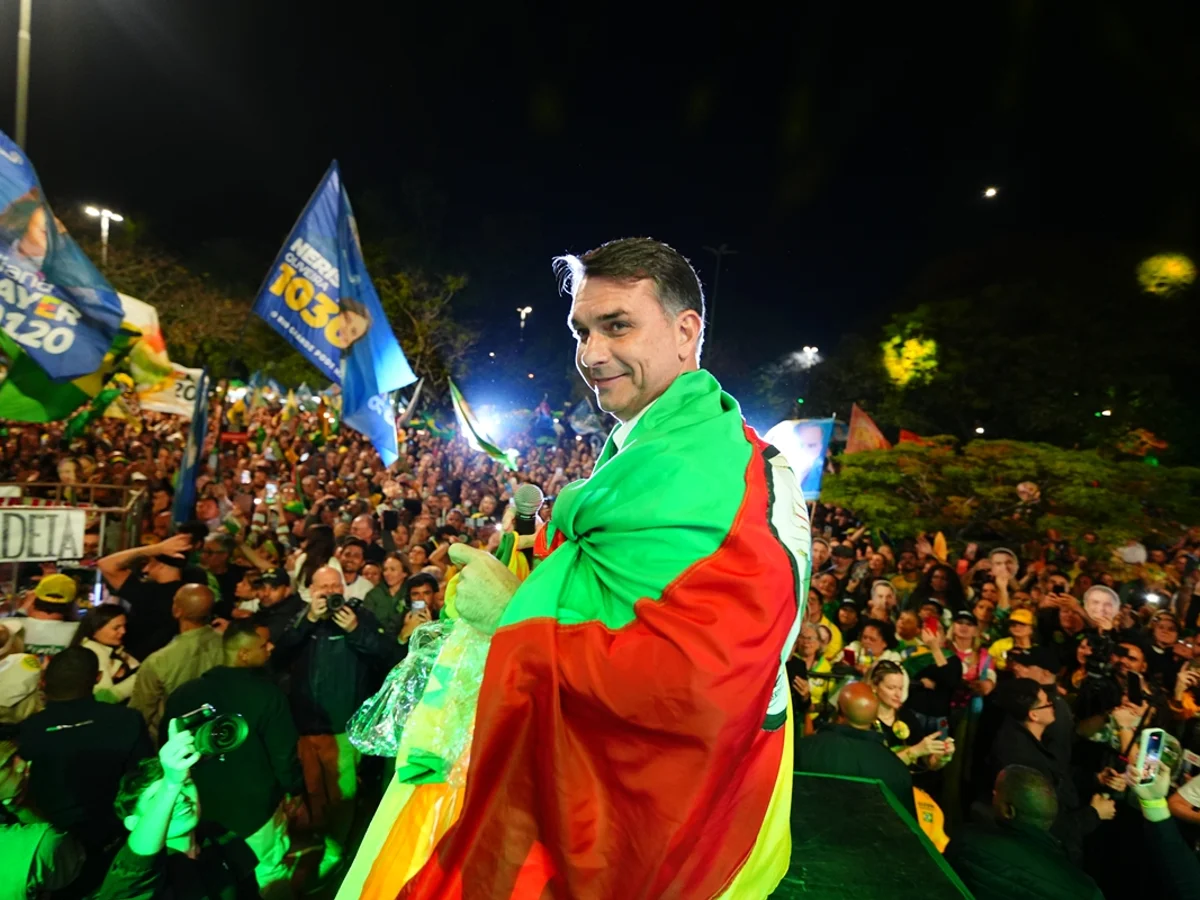 No que Flávio Bolsonaro quer que acreditemos, vejam só...