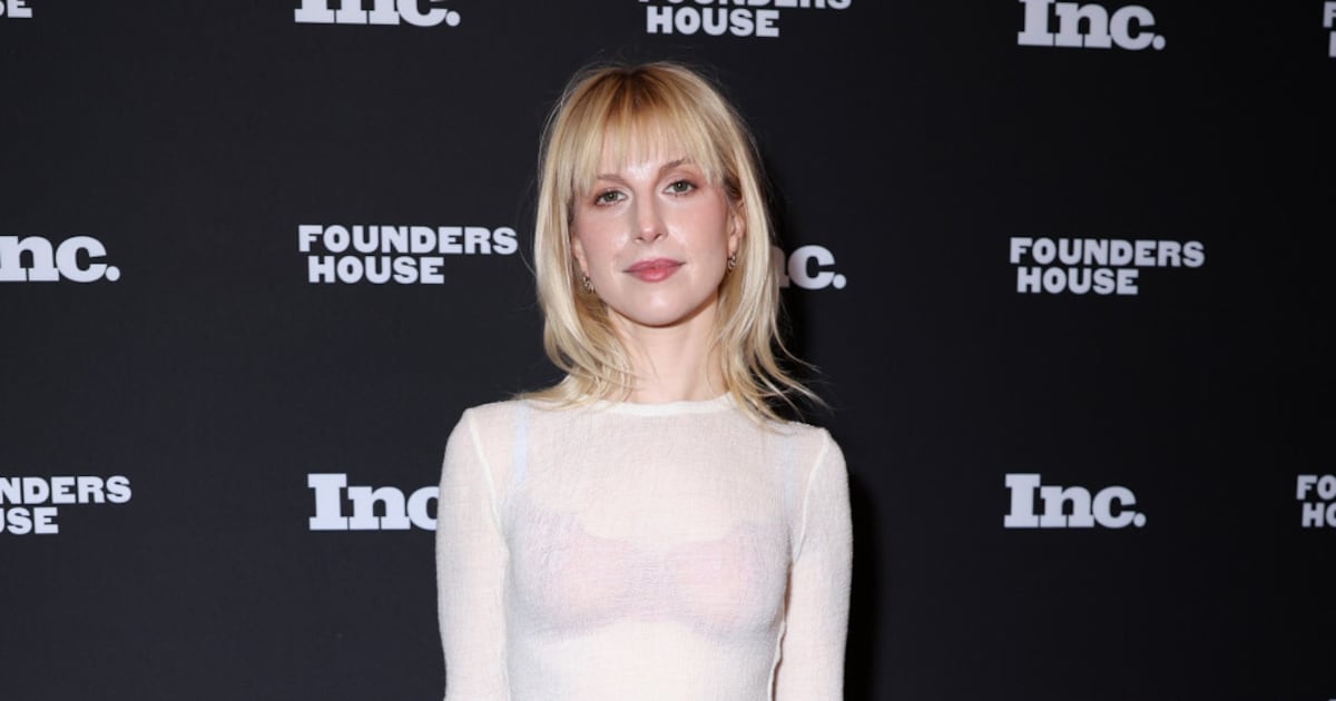 Hayley Williams se pronuncia pela primeira vez sobre a morte do ex-marido: 'Não sabia o que dizer'