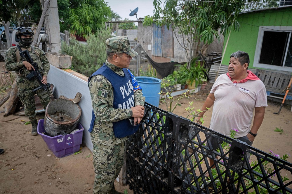 Agentes abordam a população sobre os riscos com a chegada do Polo, que deve atingir a costa do México como furacão de categoria 3, de um máximo de 5 na escala Saffir-Simpson, com ventos sustentados de 185 km/h — Foto: Carl de Souza/AFP