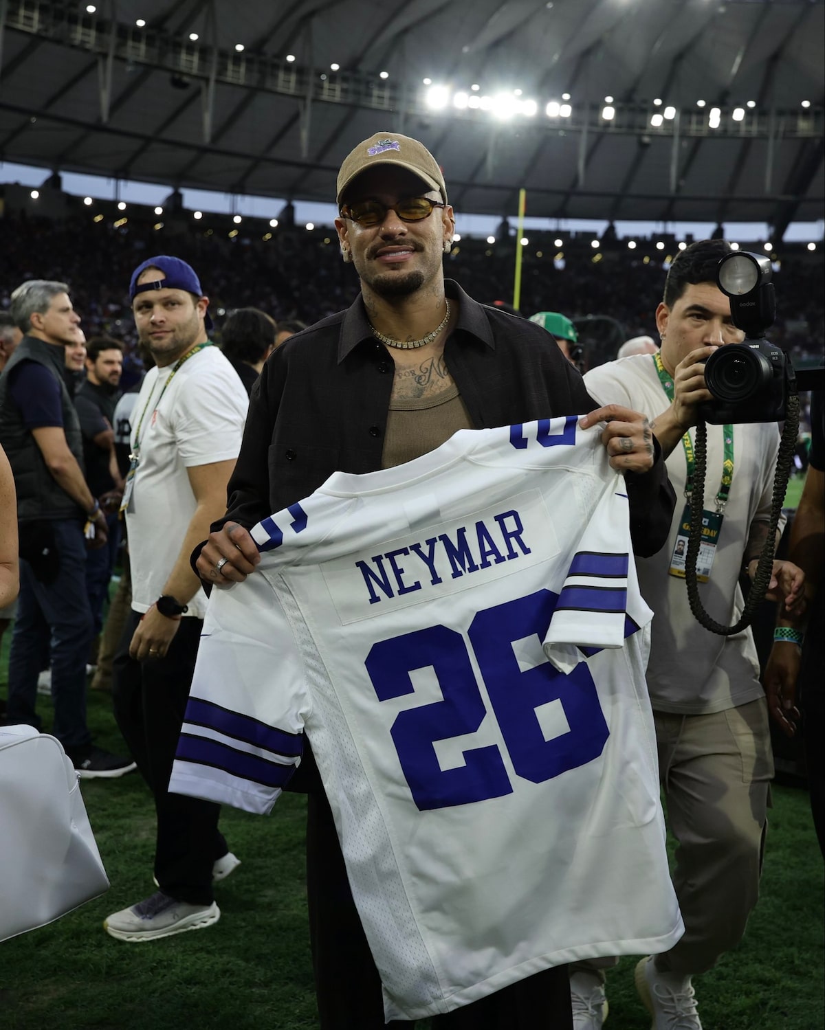 Neymar assiste ao jogo da NFL no Maracanã e ganha camisa personalizada do Dallas Cowboys