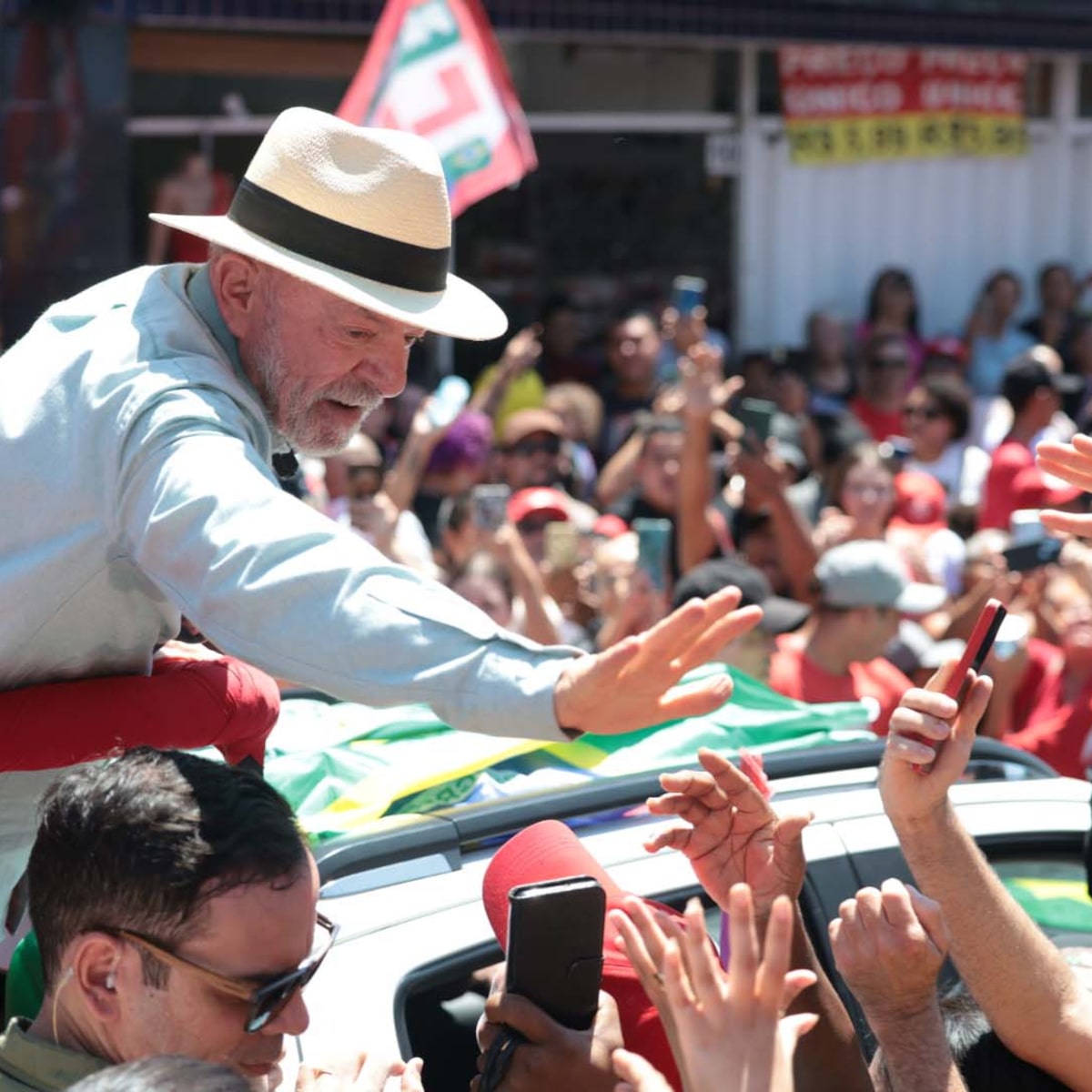 Lula intensifica agenda de rua na reta final do primeiro turno e faz corpo a corpo em SP