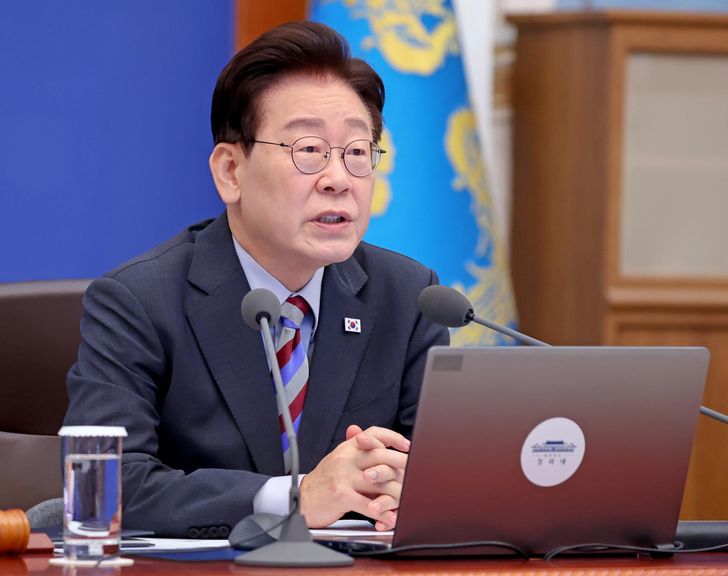 President Lee Jae Myung speaks during a Cabinet meeting at Cheong Wa Dae in Seoul, Tuesday. Joint Press Corps