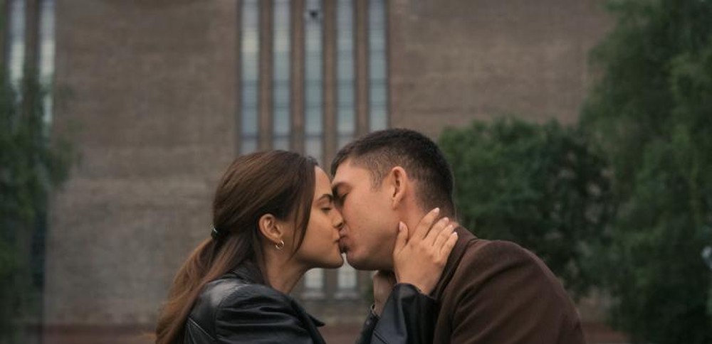 Upgrade: As Cores do Amor estrela a queridinha Camila Mendes e Archie Renaux — Foto: Reprodução/IMDb