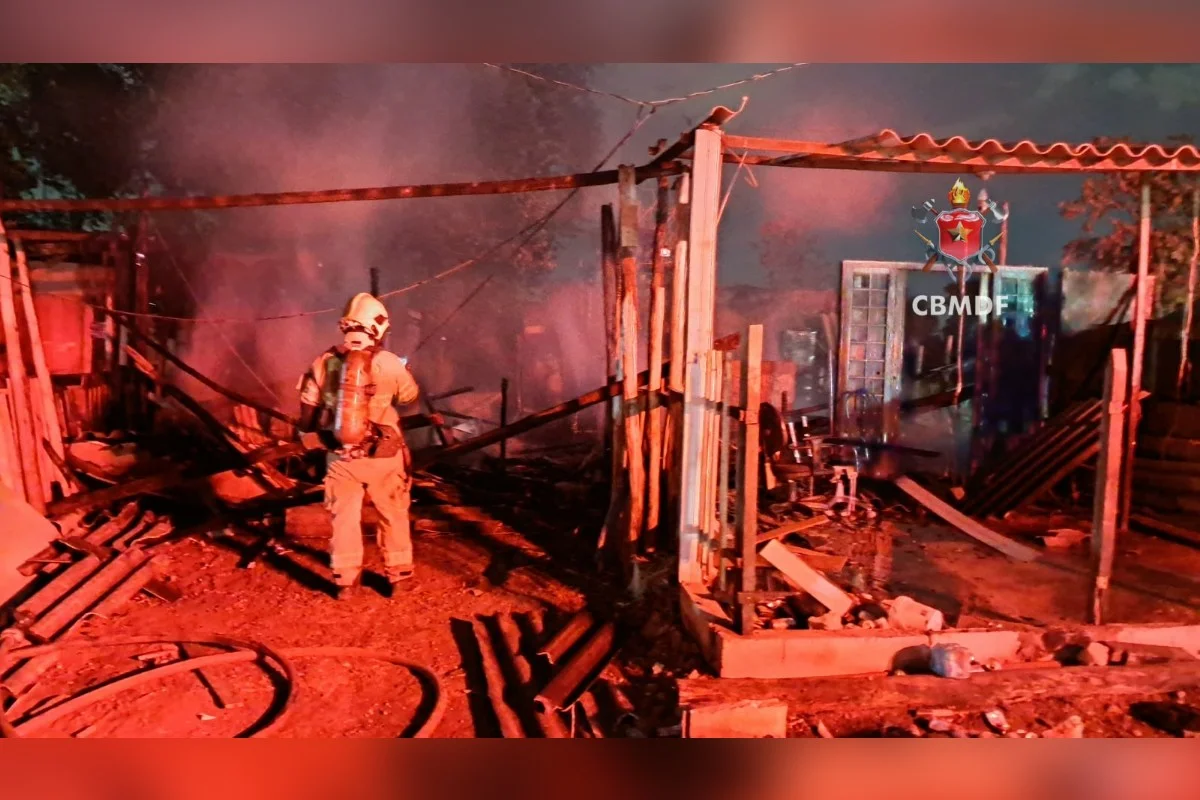 Bombeiros atuam em incêndio em Sobradinho