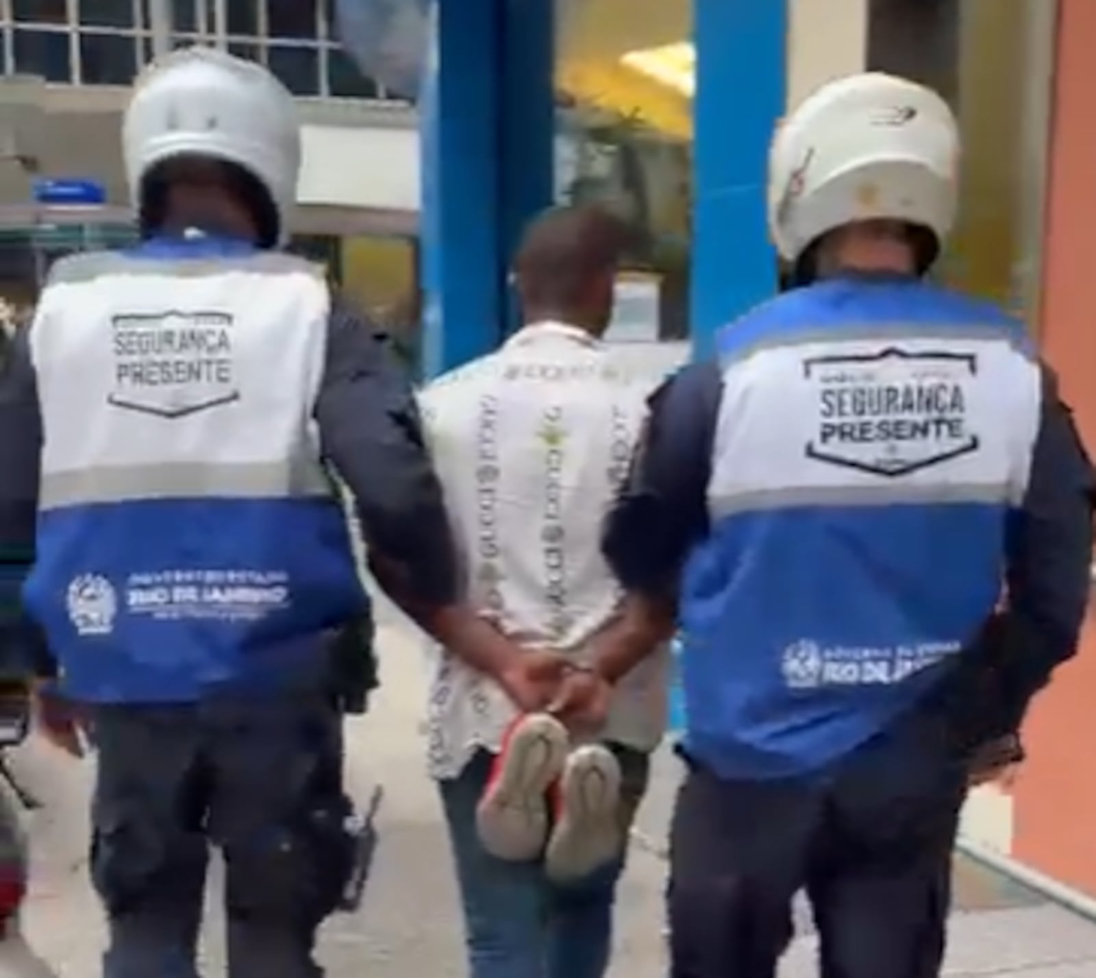 Agentes do Segurança Presente levaram à delegacia suspeito de tentar ir embora sem pagar conta Reprodução/Segurança Presente